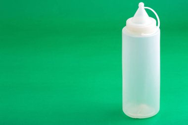 Konteynır Dispenser Plastik Sosu; Fotoğraf Yeşil Arkaplanda.