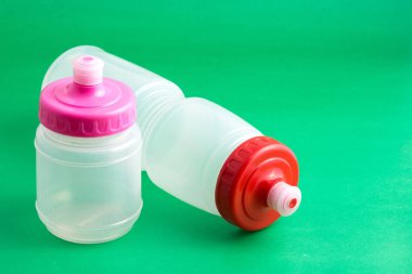 İçmek için sıvıları depolamak ve taşımak için kapaklı termos plastik spor şişeleri..