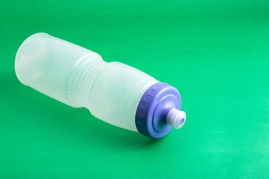 İçme sıvılarını depolamak ve taşımak için kullanılan plastik şişe.