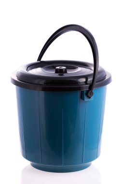 Beyaz arka planda, Cap 'li Mavi Plastik Kova, Ev Temizliği için.