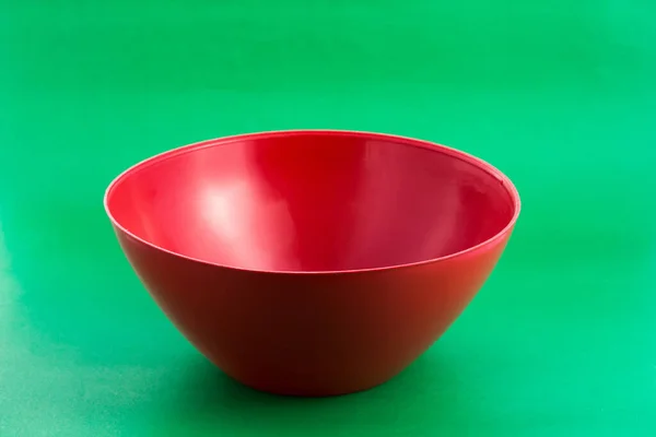 Saladier Plastique Rouge Sur Fond Vert — Photo