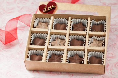 Paylaşılacak Bir Hediye; Yıldızlar ve Kalpler Şeklinde Çikolatalarla Kutu.