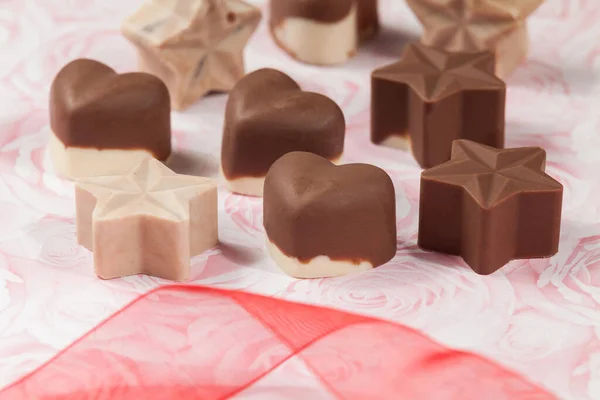 Aanwezig Delen Lekkere Chocolaatjes Met Ster Hart Vormen — Stockfoto