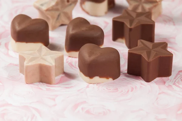 Παρόν Για Μοιραστείτε Νόστιμες Σοκολάτες Αστέρι Και Σχήμα Καρδιάς — Φωτογραφία Αρχείου