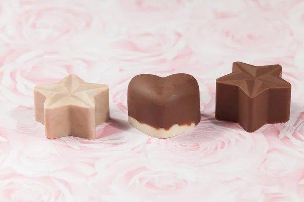 Παρόν Για Μοιραστείτε Νόστιμες Σοκολάτες Αστέρι Και Σχήμα Καρδιάς — Φωτογραφία Αρχείου