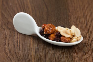 Sağlıklı ve Lezzetli çerez; fıstık, kuru üzüm ve balla kaplı fıstık karışımı..