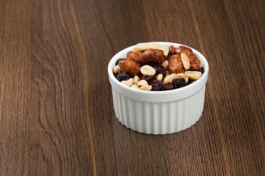 Sağlıklı ve Lezzetli çerez; fıstık, kuru üzüm ve balla kaplı fıstık karışımı..