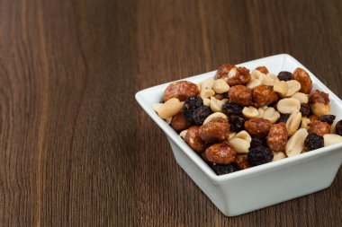 Sağlıklı ve Lezzetli çerez; fıstık, kuru üzüm ve balla kaplı fıstık karışımı..