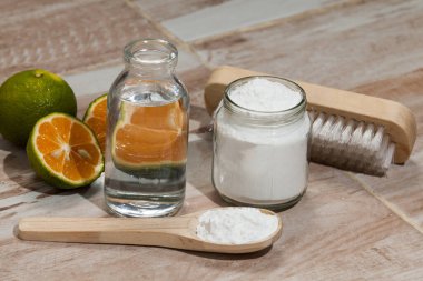 Kabartma tozu - sodyum bikarbonat, sirke ve limon; temizlik maddesi.