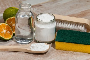 Kabartma tozu - sodyum bikarbonat, sirke ve limon; temizlik maddesi.
