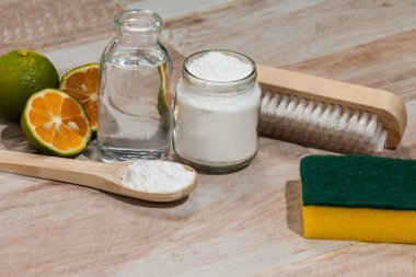 Kabartma tozu - sodyum bikarbonat, sirke ve limon; temizlik maddesi.