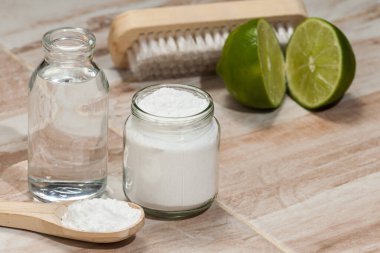 Kabartma tozu - sodyum bikarbonat, sirke ve limon; temizlik maddesi.