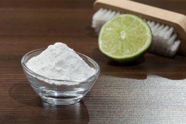 Kabartma tozu - sodyum bikarbonat ve ahşap üzerine limon..