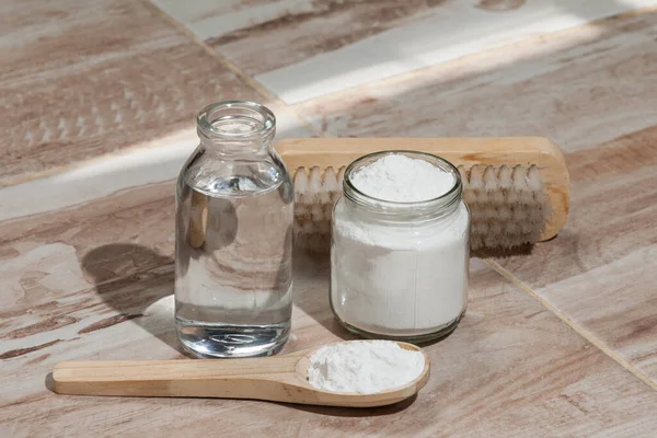 Kabartma tozu - sodyum bikarbonat ve sirke, evin zemininde fotoğraf..
