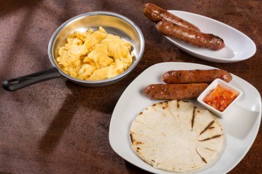 Lezzetli Kolombiya kahvaltısı, omletli beyaz mısır arepası..