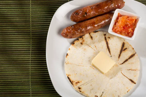 おいしいコロンビアの朝食 チョリソーY Hogaoと白トウモロコシのArepa — ストック写真