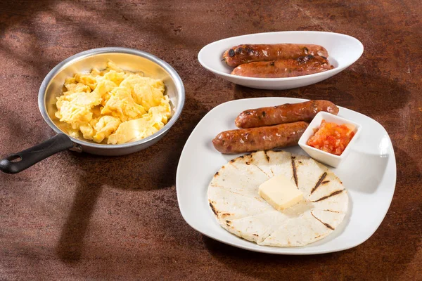 Sabroso Desayuno Colombiano Arepa Maíz Blanco Con Chorizo Huevos Revueltos — Foto de Stock