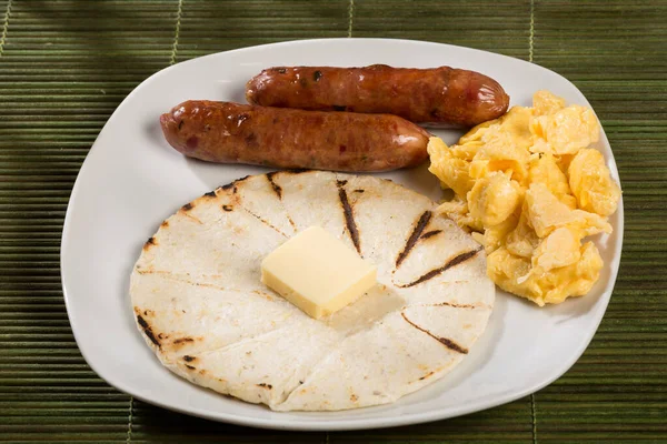 Sabroso Desayuno Colombiano Arepa Maíz Blanco Con Chorizo Huevos Revueltos — Foto de Stock