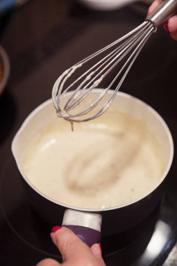 Tavada hazırlanmış beşamel soslu çırpı çırpışı. İtalyan lazanyası pişirmeye hazır ev yapımı beşamel sosu..