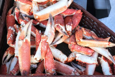 Taze yengeç pençeleri sepette buz üstünde market tezgahında.