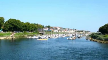 Saint Valery sur Somme, Fransa - 08 / 12 / 2025: Saint Valery sur Somme marinasının açık mavi gökyüzünün altında kıyıya yanaşmış tekneleri.