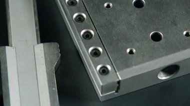 Pikabın üzerinde dönen metal parçasının yakınındaki kalibre yakın plan, mekanik hassasiyet, mühendislik konsepti ve endüstriyel detay vurgulanıyor.