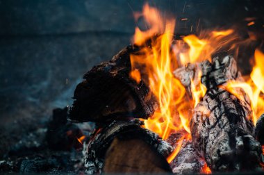 Şenlik ateşi günlükleri üzerinde Kayak Merkezi, kış, alevler içinde yakın çekim
