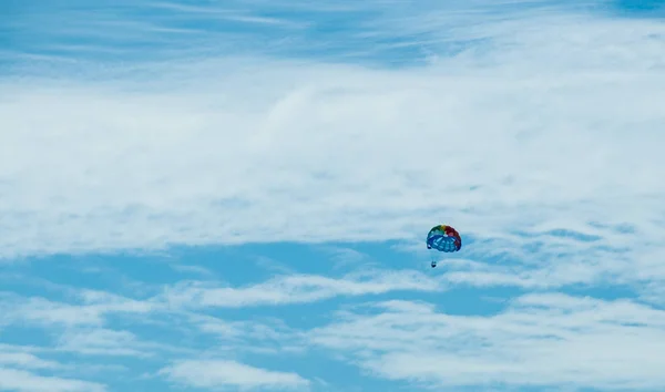 Skoki Spadochronowe Spadochron Niebo Odległość Pochmurnego Nieba Hawaje Oahu — Zdjęcie stockowe