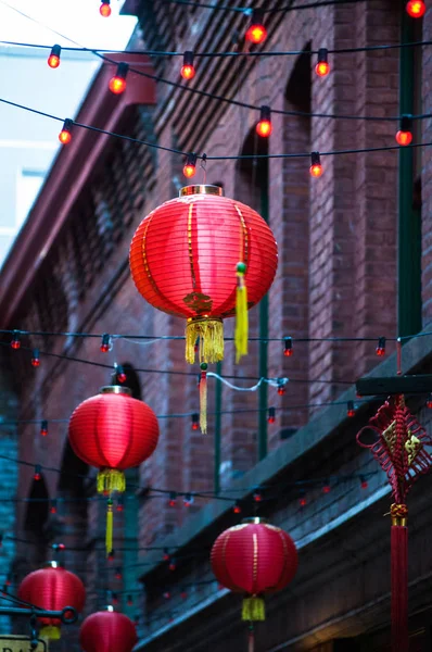 Victoria, Kanada'da küçük bir Chinatown sokakta kırmızı fenerler