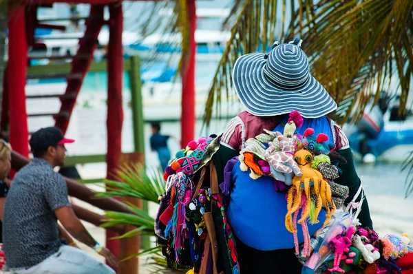 Puerto Morelos, Meksika plaj yakınında renkli geleneksel el yapımı hediyelik eşya satan Sokak satıcısı kadın