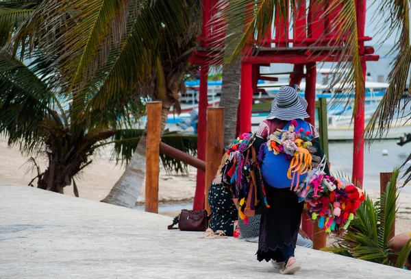 Puerto Morelos, Meksika plaj yakınında renkli geleneksel el yapımı hediyelik eşya satan Sokak satıcısı kadın