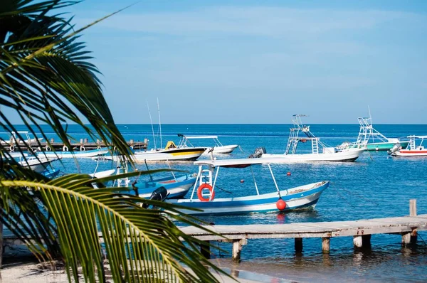 Small Boats Fishing Snorkeling Marina Next Small Pier Tropical Beach — Stock Photo, Image