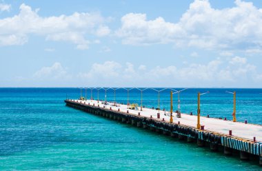 Mavi Karayip denizinde feribot için boş iskele, Playa del Carmen, Meksika