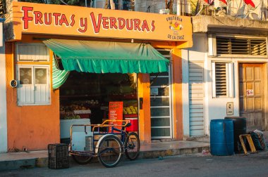 Playa del Carmen, Meksika - 22 Ağustos 2019 Renkli Meyve ve ve Sebze Dükkanı. İşaret çevirisi: 