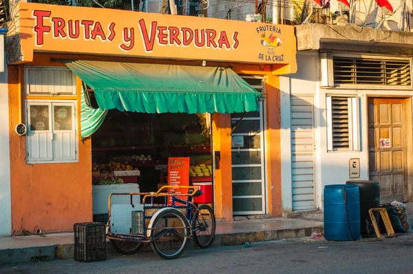 Playa del Carmen, Meksika - 22 Ağustos 2019 Renkli Meyve ve ve Sebze Dükkanı. İşaret çevirisi: 