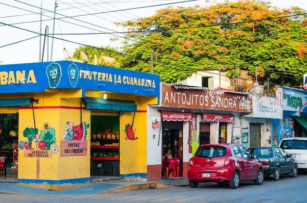 Playa del Carmen, Meksika - 22 Ağustos 2019 Corner Caddesi Meyve ve ve Sebze Dükkanı. Tercümesi: 
