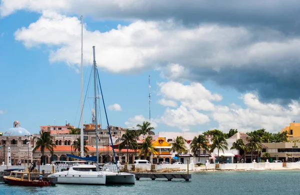 Cozumel Adası, Meksika - 23 Ağustos 2019. Balıkçılık ve şnorkelle yüzmek için yatlar, Meksika, Cozumel Adası 'ndaki tropikal bir sahilde.