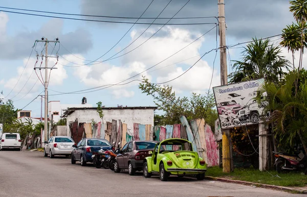 Cozumel Adası, Meksika - 23 Ağustos 2019. Kiralık arabalar Cozumel Adası, Meksika 'da cadde boyunca park edilmiş.