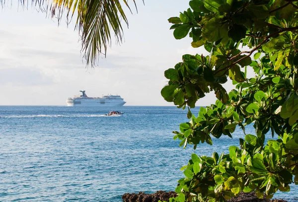 Ufuktaki Karayip denizinde Cozumel Adası, Meksika manzaralı bir gemi gezisi.