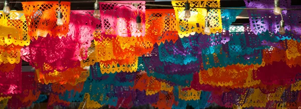 Renkli Meksika kiraz kuşu süslemeleri (papel picado) afişi