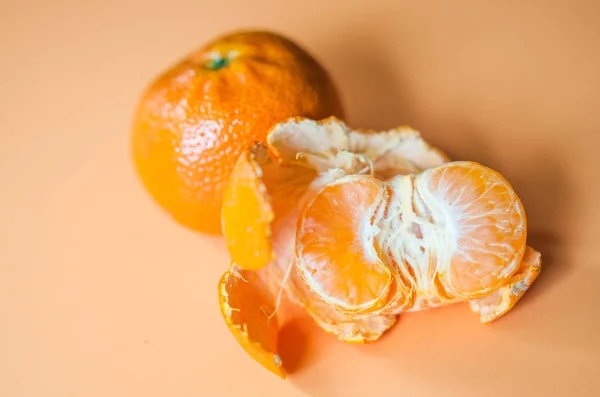 Mandarina Laranja Descascada Fundo Laranja Close — Fotografia de Stock