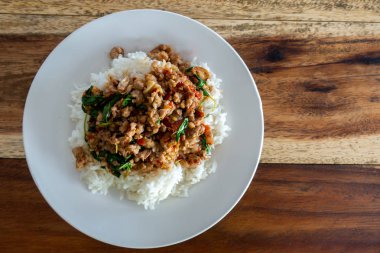 Üzerine domuz kızartması ve fesleğen soslu pilav.