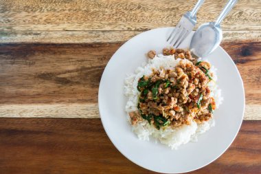 Üzerine domuz kızartması ve fesleğen soslu pilav.