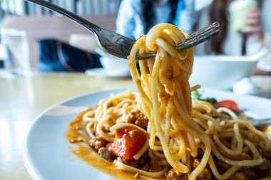 Domates soslu spagetti, çatallı domuz eti, lezzetli spagetti.