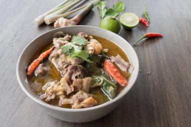 Ördek Baharatlı Çorbası Ahşap masada