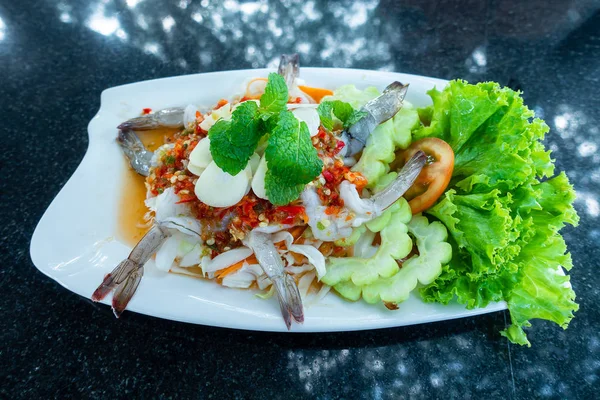 Креветки, охолоджені в рибному соусі на білій страві з овочами та г — стокове фото
