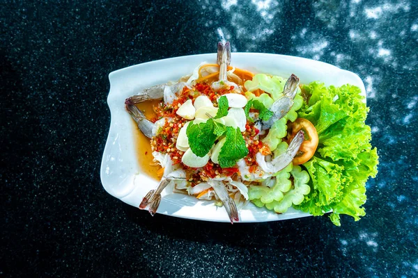 Krevety chlazené v rybí omáčce na bílém talíři se zeleninou a g — Stock fotografie