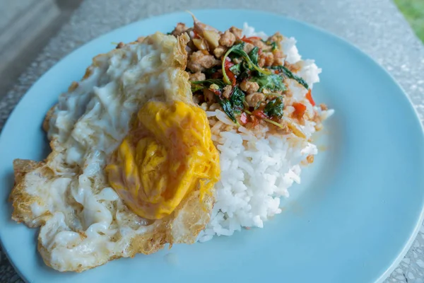 Рис увінчаний смаженою меленою свининою та базиліком зі смаженим яйцем — стокове фото
