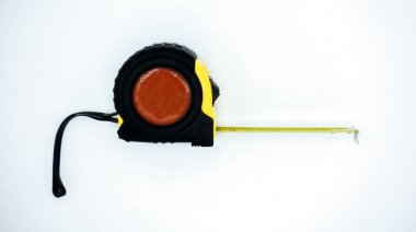 Teyp ölçüsü beyaz arkaplanda izole edildi