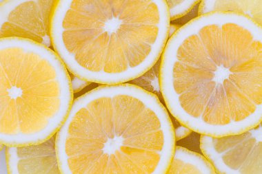 Beyaz arka planda izole edilmiş siyah kadın çantası.